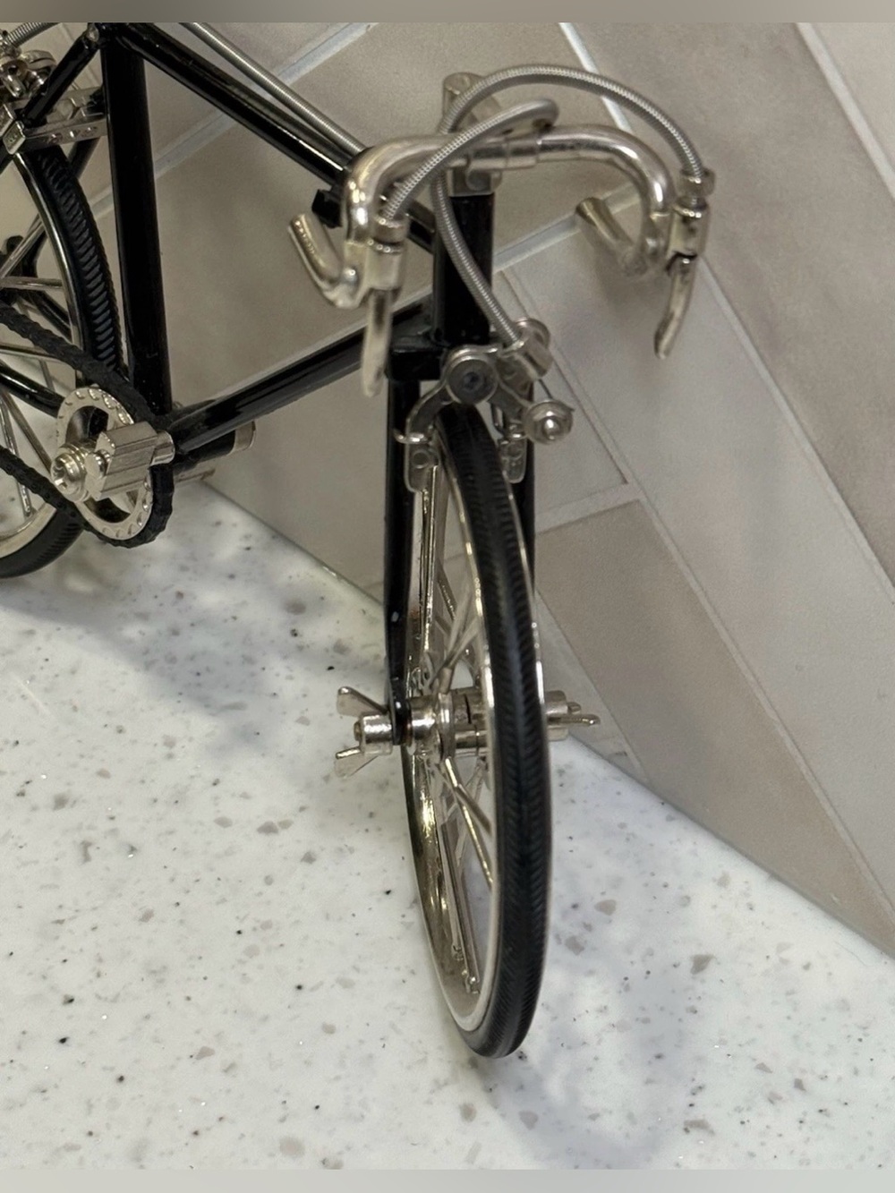 Miniature 7.5" Road Bicycle Model - Working
Parts, Detailed Metal Replica 1:10 - Picture 10 of 12